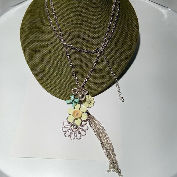 Women`s silver tone flower floral statement neckla - Picture 1 of 4